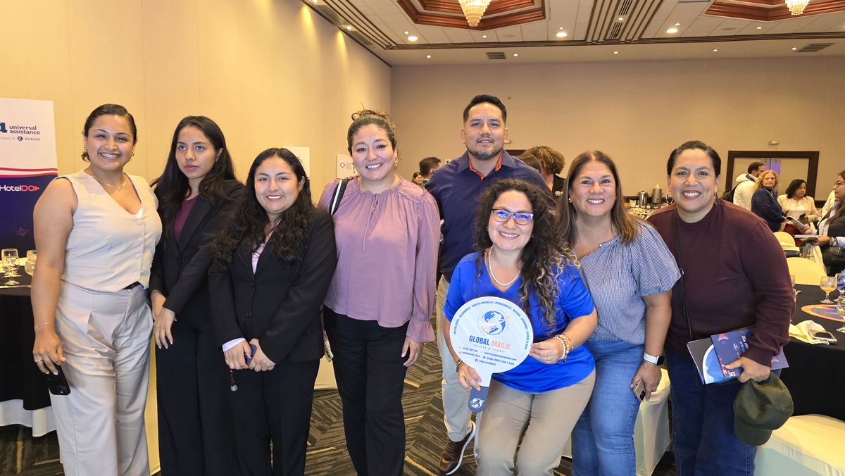C&eacute;sar S&aacute;nchez junto a agentes participantes del evento.