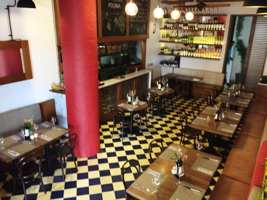 De jueves a sábado el espacio ofrece música en vivo.