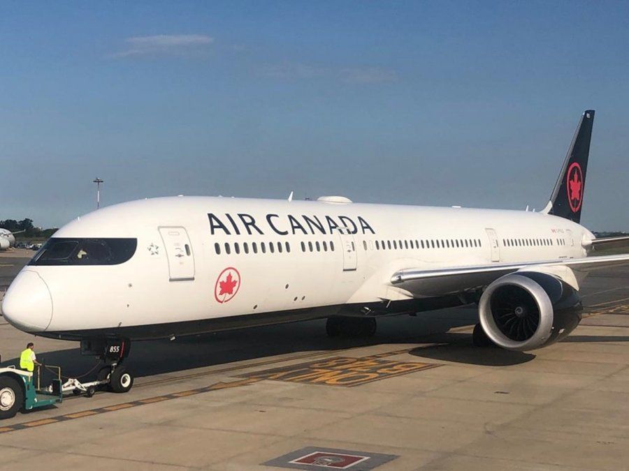 Uno de los Boeing B-787/9 de Air Canada, en la plataforma de Ezeiza.