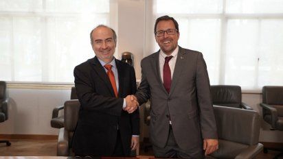 Raül Blanco y Eric Martin González, presidentes de Ferrocarriles de Chile y Renfe, durante la firma del acuerdo