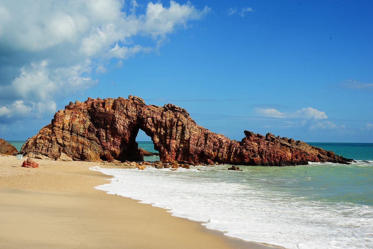 Jericoacoara: la famosa Pedra Furada es una de las postales de este destino en el nordeste de Brasil.