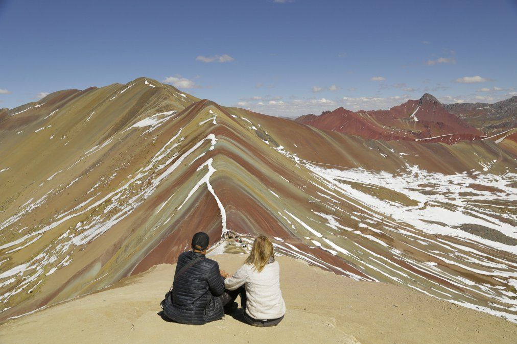 Autoridades distritales de Cusco decidieron cerrar por tiempo indefinido accesos a la Montaña de los Siete Colores. - Ladevi Medios y Soluciones Autoridades distritales de Cusco decidieron cerrar por tiempo indefinido accesos a la Montaña de los Siete Colores.