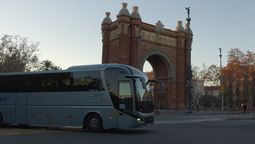 Autocar pasando por el arco del triunfo de Barcelona.