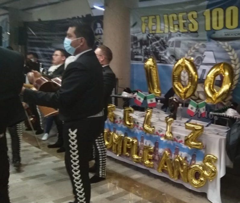 Empleados de Mexicana de Aviación y dirigentes sindicales festejaron su 100° aniversario en lo que fueran los mostradores de la aerolínea en AICM.