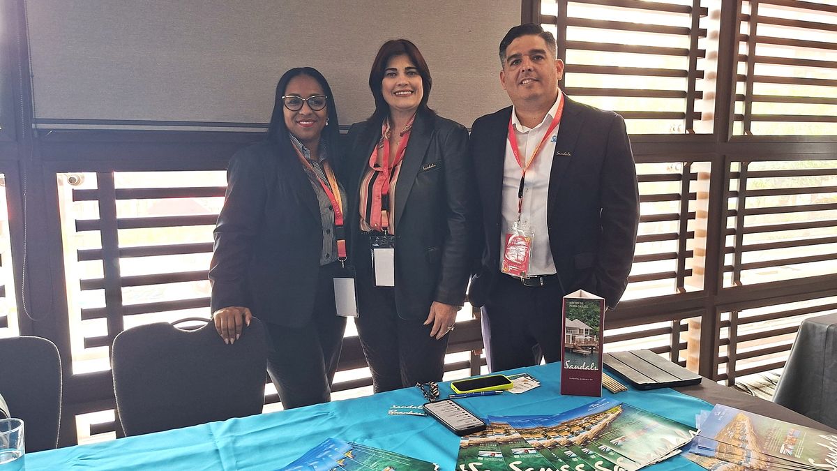 Arlenes García, directora de ventas y Marketing para Latinoamérica, y Giancarlos Cuadros, representante de ventas para Perú de Sandals Resorts.