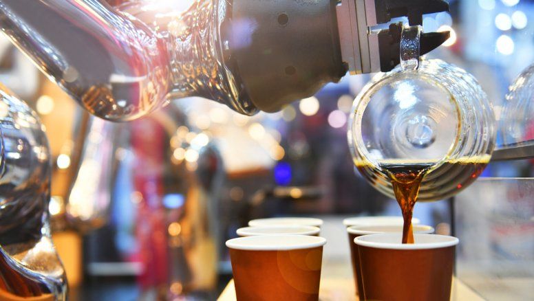 Los robots ofrecen grandes posibilidades en sectorescomo el de los fast food, donde hasta el 73% de los procesos son susceptiblesde automatización.