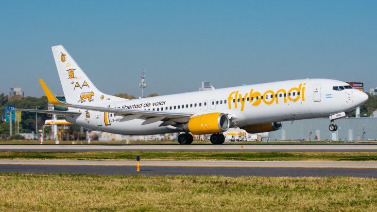 Uno de los Boeing B-737/800 de Flybondi, despegando en el Aeroparque.