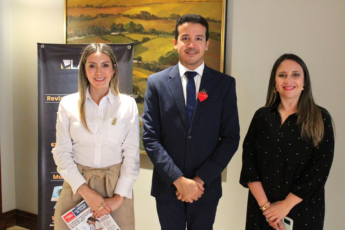 Jéssica Sánchez, coordinadora comercial de Ladevi en Ecuador; Héctor González, coordinador de Promoción y Mercadeo de Corpoturismo Cartagena; y Patricia Salinas, asesora de Turismo de ProColombia en Ecuador.