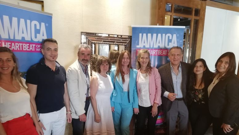 Alex Pace junto al grupo de especialistas que participó en el almuerzo informativo.&nbsp;