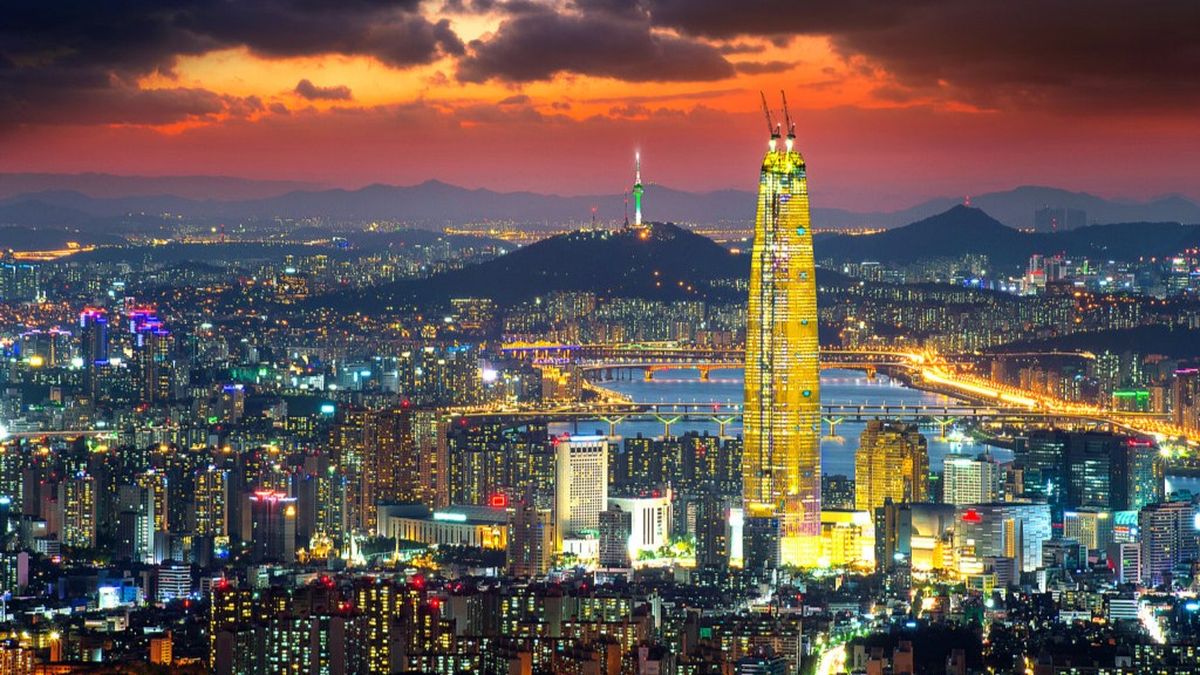 Seúl representa la puerta de entrada a Corea y uno de los destinos exóticos más completos para entender la historia y el presente del país. Seúl representa la puerta de entrada a Corea y uno de los destinos exóticos más completos para entender la historia y el presente del país.