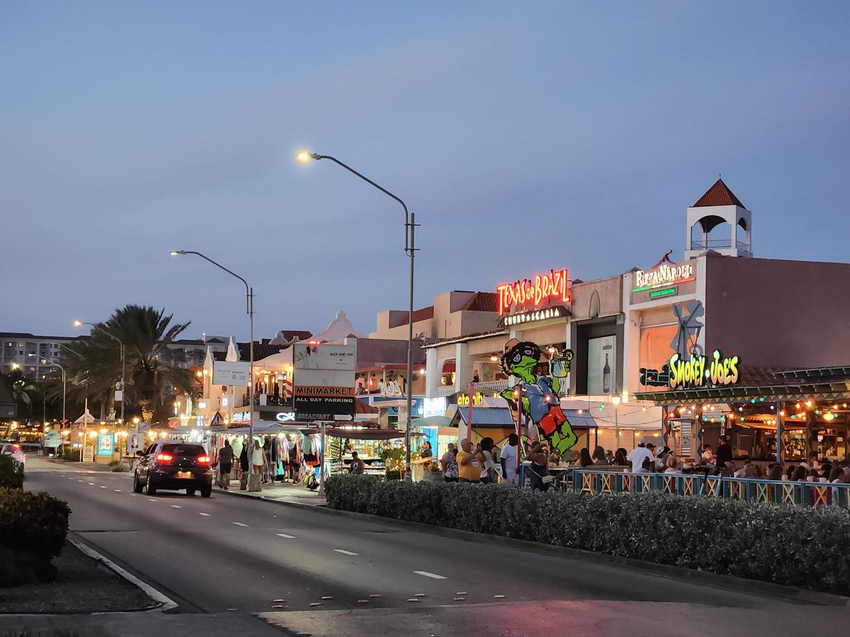 La noche de Aruba tiene un encanto único. La noche de Aruba tiene un encanto único.