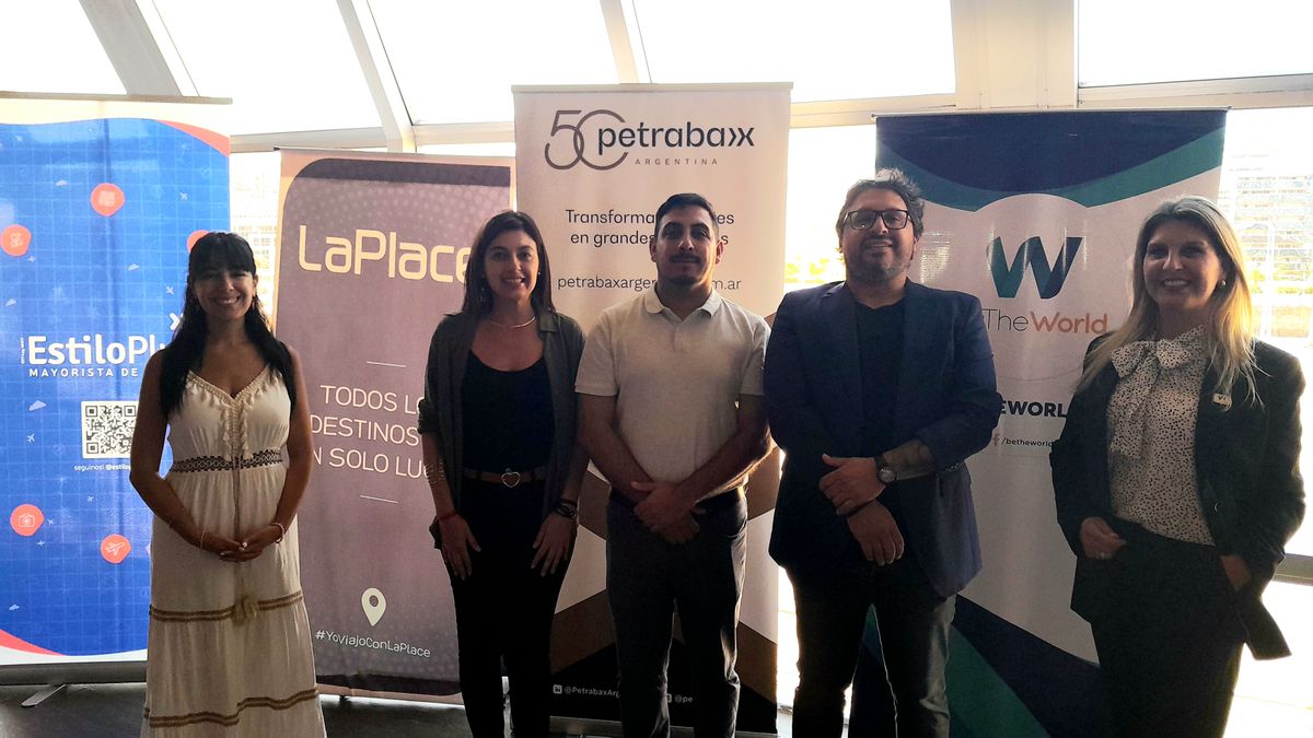 Los directivos en el inicio del evento de presentación de Giratur.