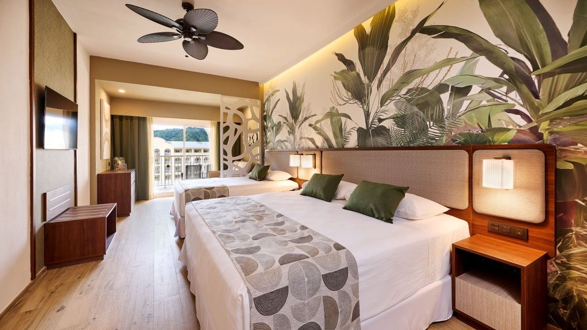 El renovado Riu Guanacaste cuenta ahora con 1.041 habitaciones, todas rediseñadas para ofrecer espacios más amplios y luminosos. El renovado Riu Guanacaste cuenta ahora con 1.041 habitaciones, todas rediseñadas para ofrecer espacios más amplios y luminosos.