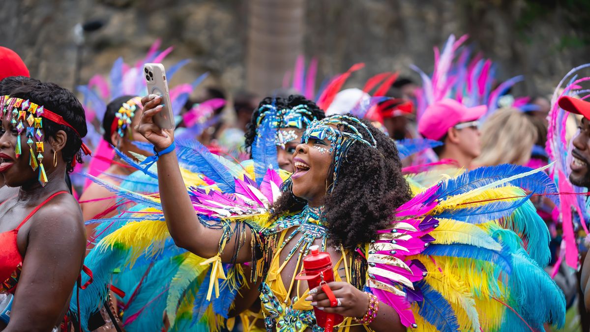 Crop Over permite a los viajeros interactuar con la cultura local de Barbados, participando en tradiciones que combinan música soca y calipso, arte visual y expresiones culinarias.