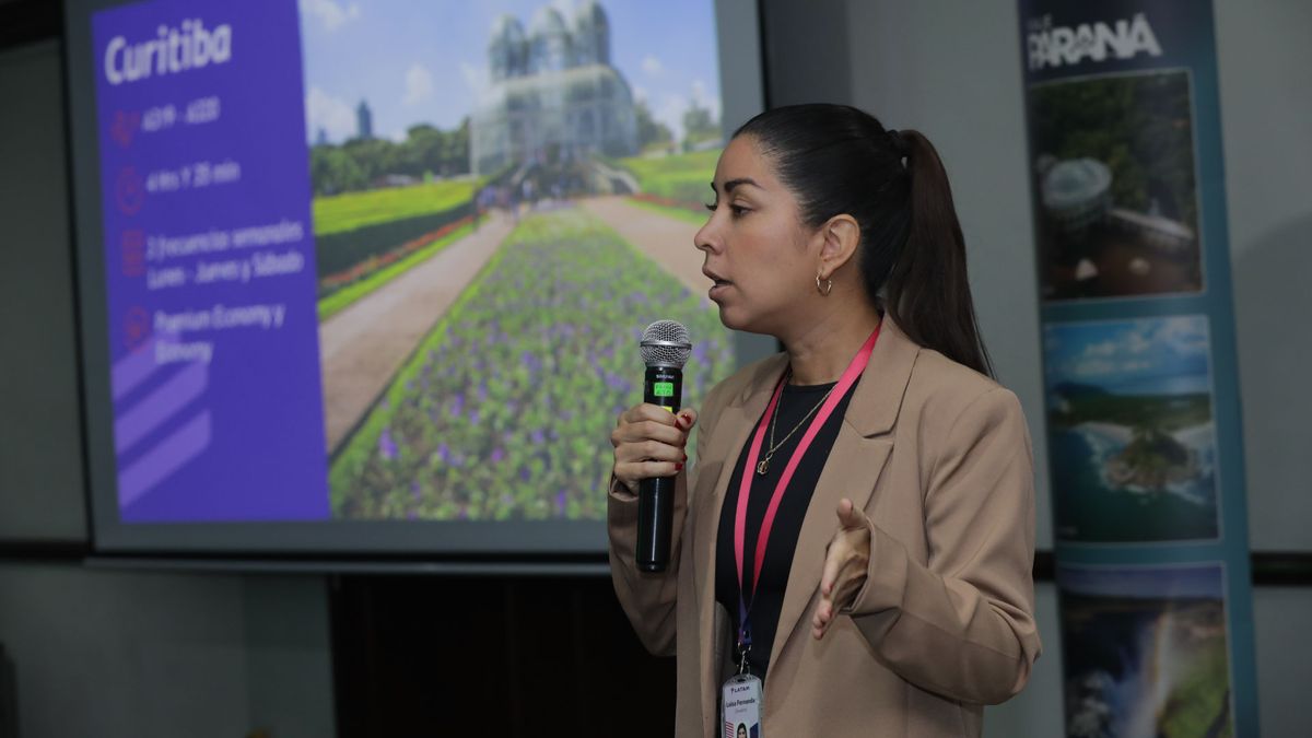 Luisa Zavaleta, Key Account Manager de Latam Airlines reforzó información sobre la ruta Lima-Curitiba al trade. Luisa Zavaleta, Key Account Manager de Latam Airlines reforzó información sobre la ruta Lima-Curitiba al trade.
