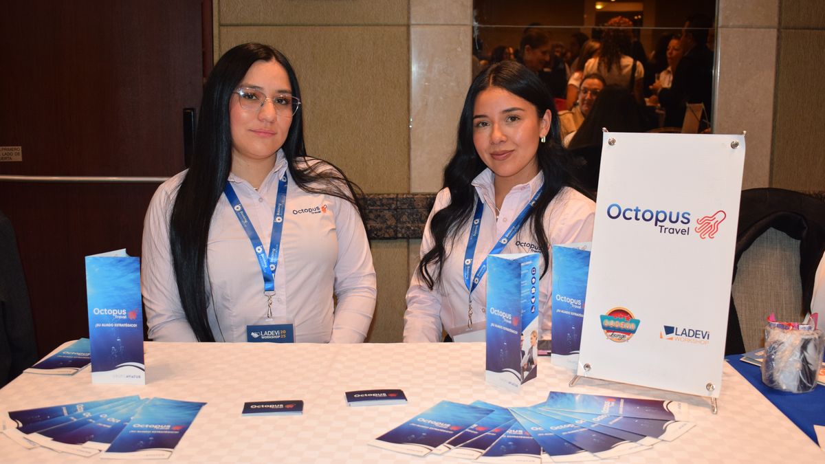 Laura Amaya, coordinadora comercial de Octopus Travel, junto a su equipo en el marco de Ladevi Workshop Bogotá 2025.