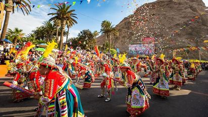 Miles de bailarines, músicos y comparsas llenan de color, música y tradición las calles de Arica durante el Carnaval Andino con La Fuerza del Sol, del 30 de enero al 1 de febrero.