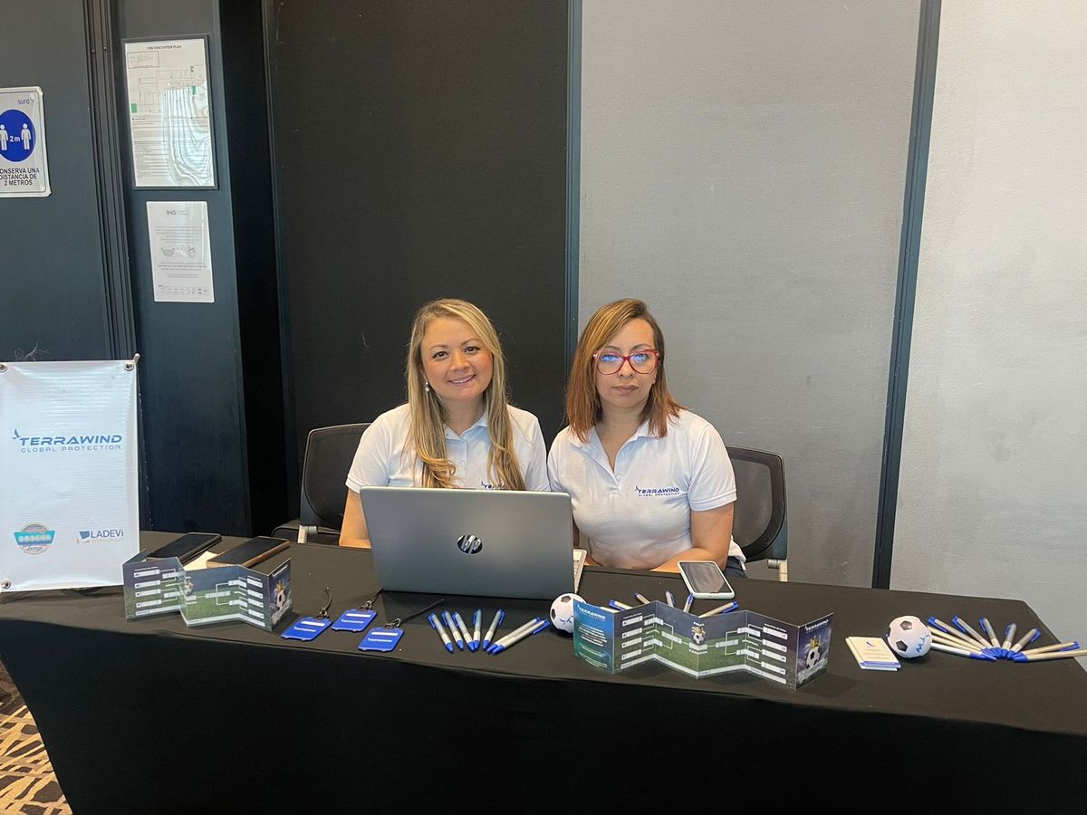 Equipo comercial de Terrawind en el Workshop de Ladevi en Bucaramanga.