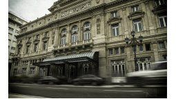 Buenos Aires: La puerta del Teatro Colón es el punto de partida para descubrir los secretos de ese emblema de Buenos Aires.