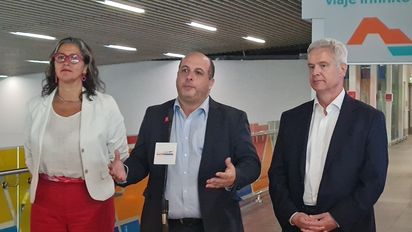 Verónica Pardo, subsecretaria de Turismo; Cristóbal Benítez, director nacional de Sernatur; Nicolas Claude, gerente general de Nuevo Pudahuel.&nbsp;
