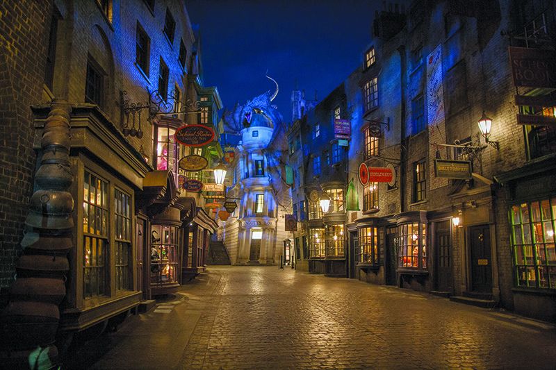 Un feroz dragón blanco domina todo Diagon Alley.