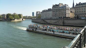 El Sena con sus barcazas es una de las imagenes que mas veremos en el material que Viajando les ofrece en esta particular nota sobre París desde casa