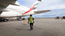 Avión de Emirates suministrado con combustible sostenible SAF.