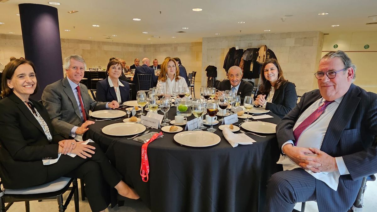 Participantes del encuentro celebrado por Ifema junto a miembros de la Mesa del Turismo: Maria Valcarce (Fitur), Arturo Mas-Sardá (Fuerteventura), Ana Larrañaga (Ifema), Elena Foguet (Value Retail), Pepe Hidalgo (Globalia), Paula Morales (Predio Ferial de Málaga) y Juan Molas, presidente de la Mesa de Turismo.