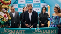 De izquierda a derecha: Rey Momo del Carnaval de Barranquilla, Luis Martínez, director de la Aeronautica Civil, Ángela Garzón, directora del Instituto Distrital de Turismo de Bogotá, Mario García, Country Manager de JetSmart en Colombia, María Piedad Bayter, directora de Competitividad de Bogotá-Región y la Reina Popular del Carnaval de Barranquilla.