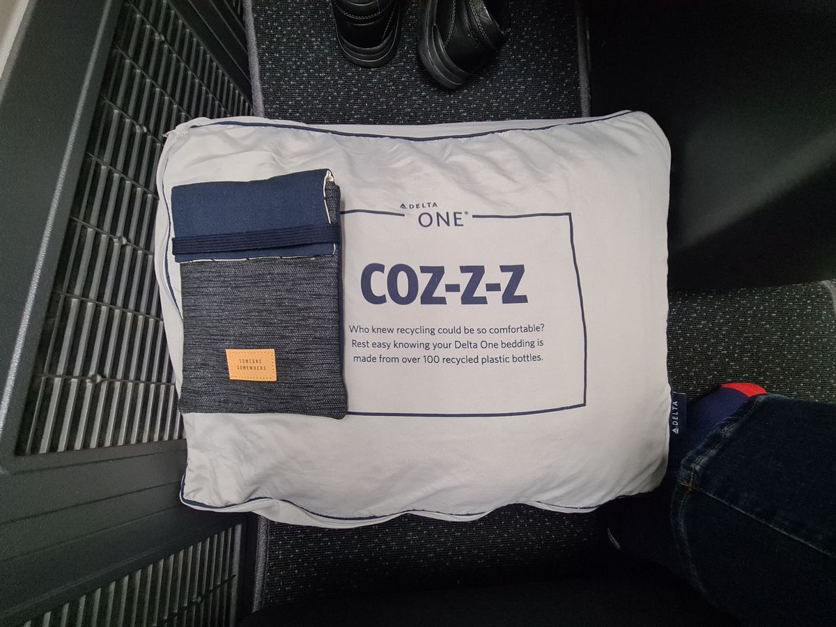 Edredón y almohada de primera marca y amenity kit artesanal para volar con altura.