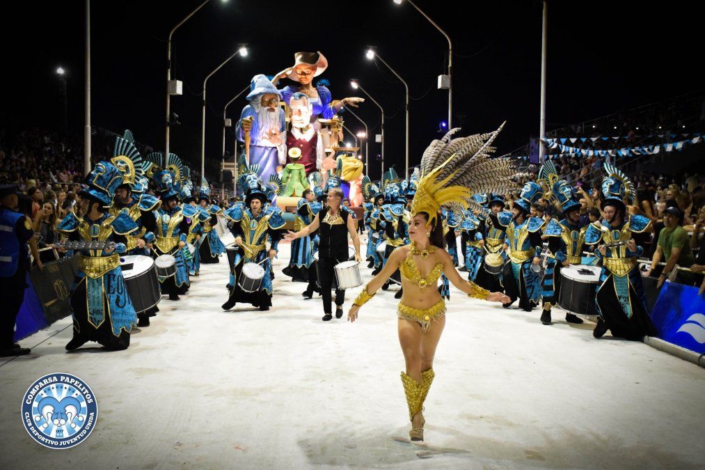 Dentro del Carnaval de Gualeguaychú Papelitos es la representante del Club Juventud Unida.