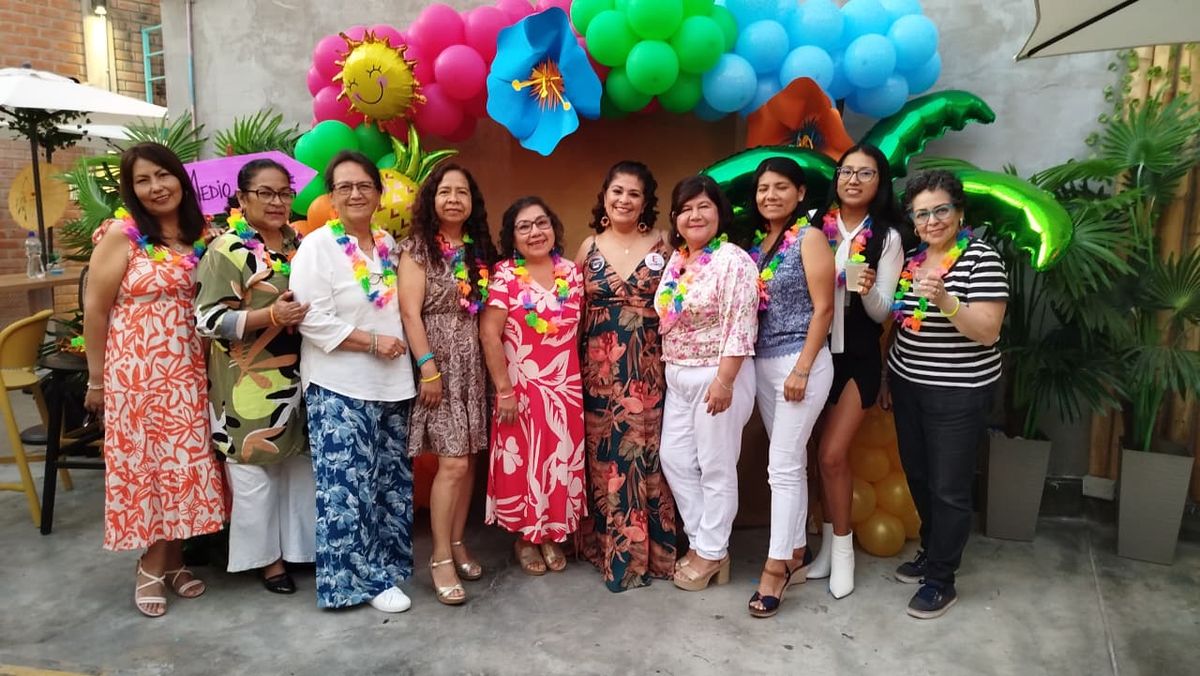 Rosana Gonzales junto a las agencias invitadas a la fiesta hawaiana.