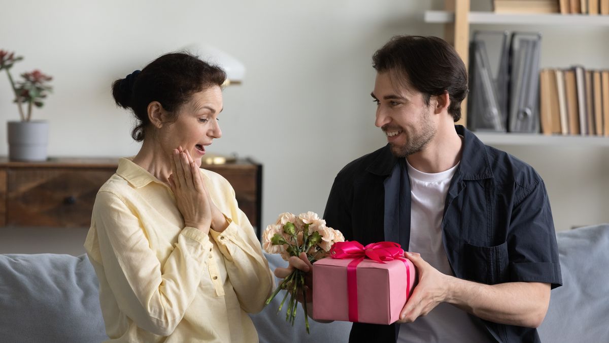 Celebración vibrante del Día de Amor y Amistad en el tercer sábado de septiembre.