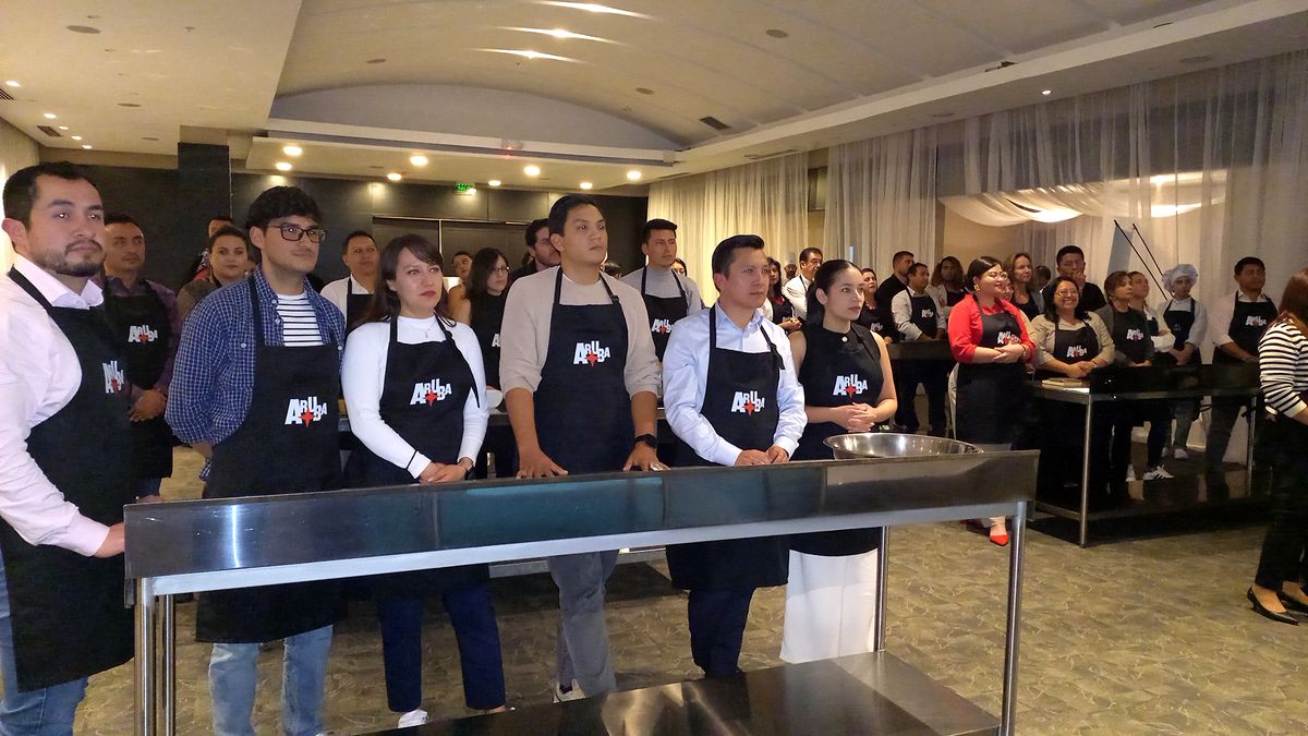 Un grupo de agencias de viajes, mayoristas y aerolíneas participó en la MasterClass culinaria de la Autoridad de Turismo de Aruba.