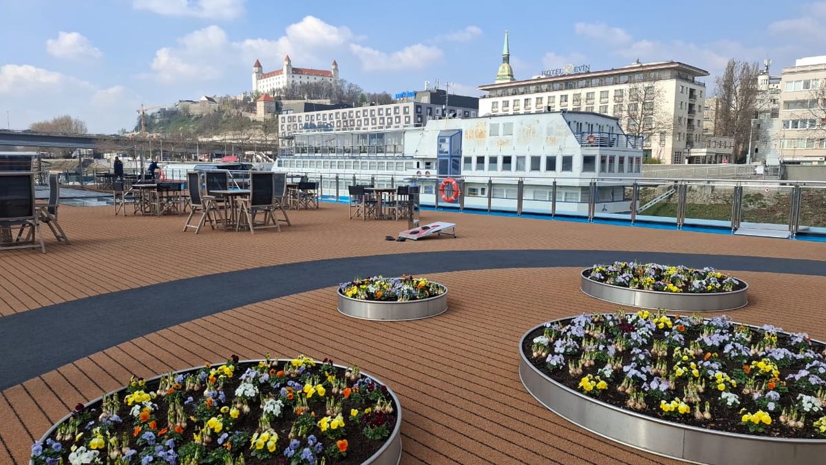 Los paisajes del Danubio desde el Sun Deck del AmaMagna de AmaWaterways, durante el comienzo de la primavera en Europa.