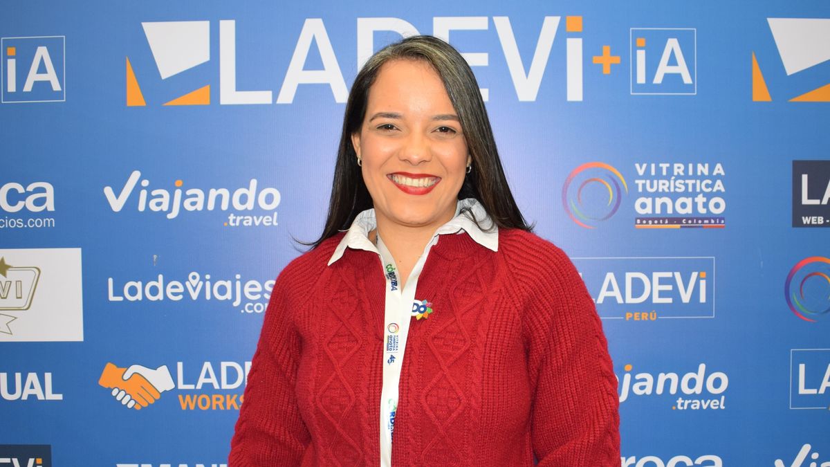 Grecia Gómez, directora Ejecutiva de Ashonorte, visitó el stand de Ladevi durante la Vitrina de Anato 2026, mostrando las novedades turísticas de Puerto Plata en República Dominicana.