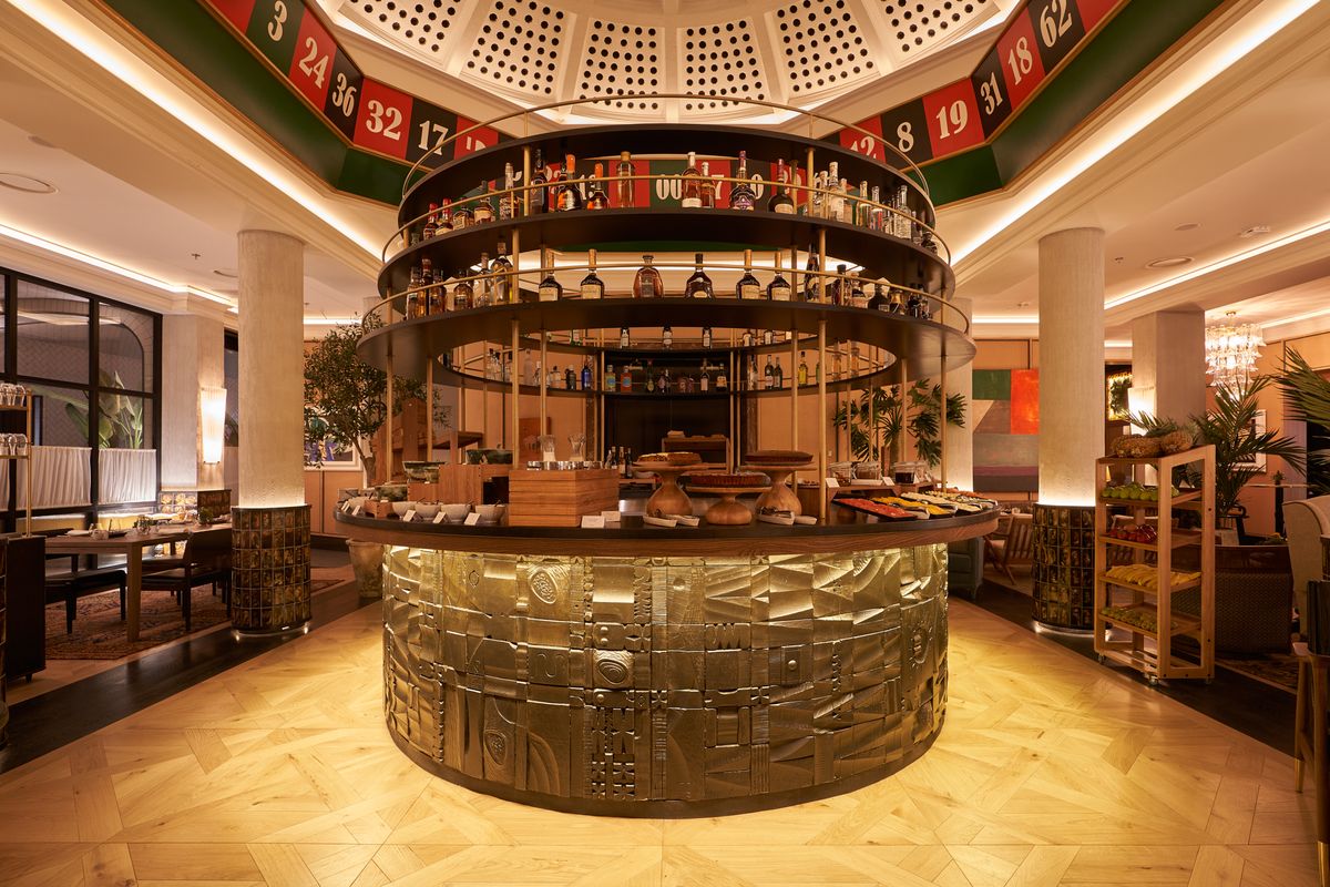 La renovada oferta gastronómica y una exquisita carta de cócteles de autor, elaborados por expertos mixólogos, no dejará indiferente a nadie en Bless Hotel Madrid.