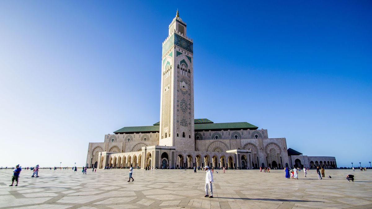 Casablanca mezcla modernidad, herencia colonial y la monumental Mezquita Hassan II, uno de los grandes íconos urbanos del país.