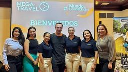 Viviana Valera, coordinadora comercial, Patricia Galindo, líder de Experiencia al Cliente, Mehmet Cankaya, CEO Centro y Sudamérica de Mega Travel, junto a su equipo.