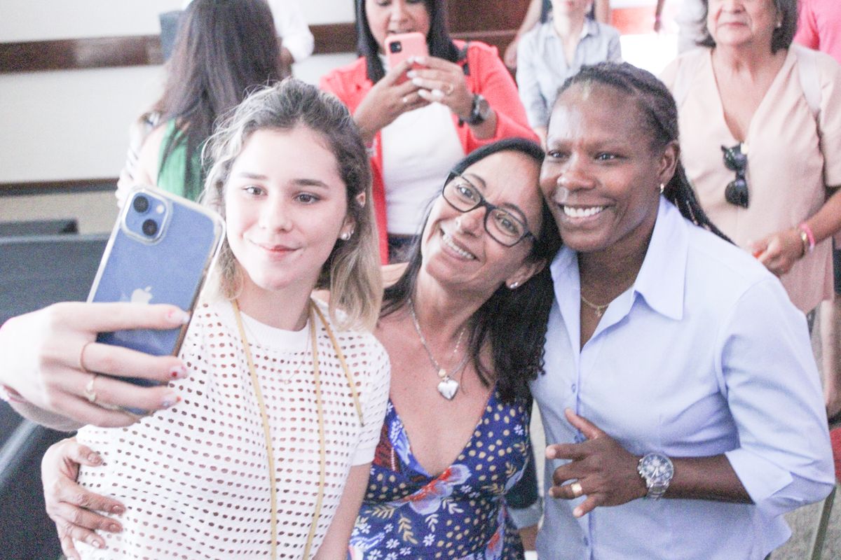 Formiga, jugadora de fútbol de la selección femenina de Brasil, compartió con los presentes su historia de vida, repleta de desafíos y superaciones.