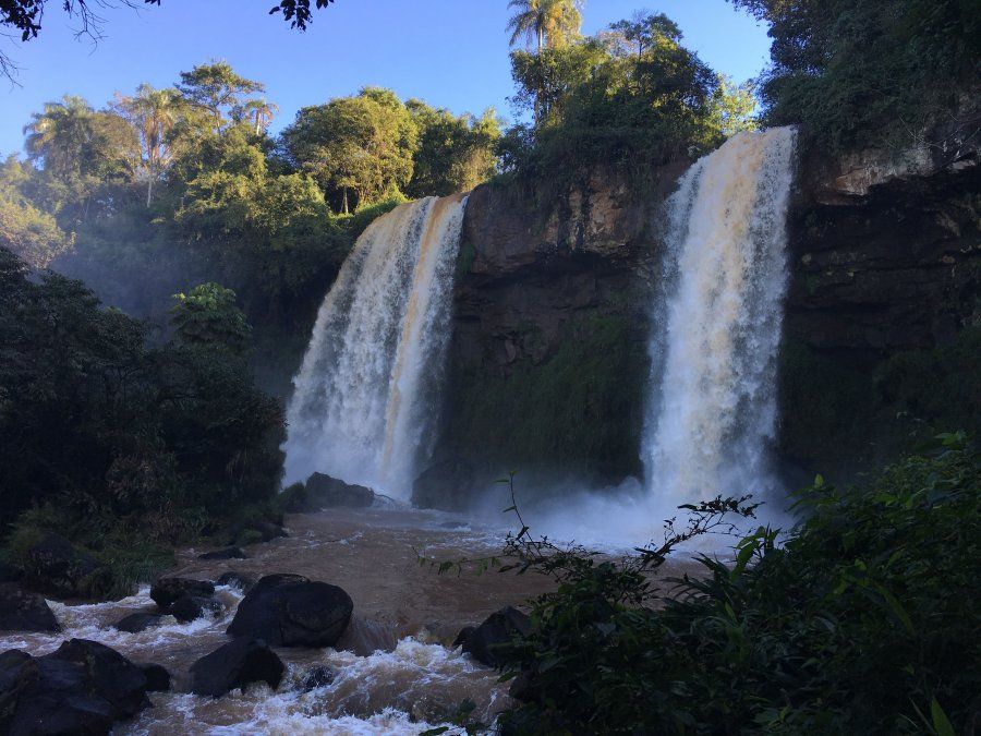 Conocé el salto dos hermanas en Cataratas del Iguazú, es parte del paseo inferior y del paseo superior. Desde ambos sectores se aprecian dos perfiles impresionantes del salto.