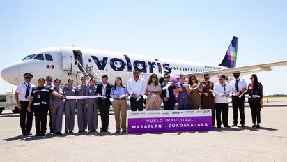 La secretaria de Turismo de Sinaloa, Mireya Sosa Osuna, le dió la bienvenida a los pasajeros del vuelo inaugural de la ruta Guadalajara-Mazatlán de Volaris . &nbsp;