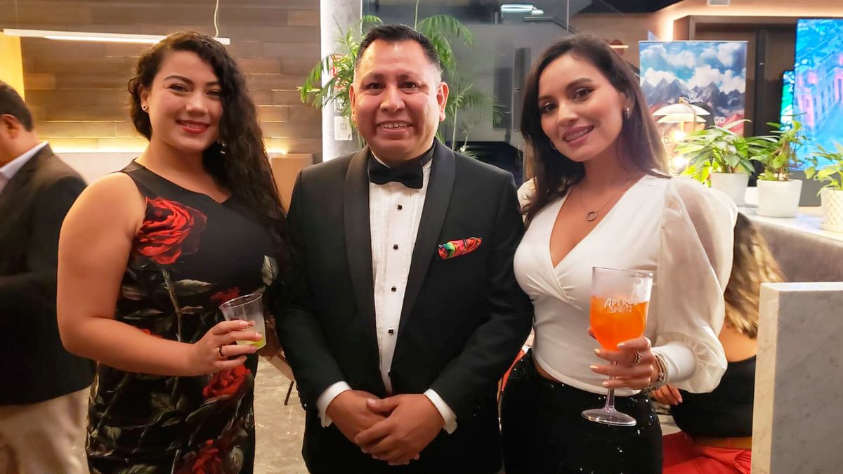 Tito Lizarbe posando junto a agentes de viajes.
