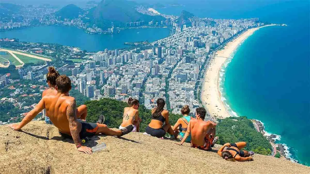 Turismo emisivo: se disparan los viajes al exterior y cae la llegada de turistas extranjeros.