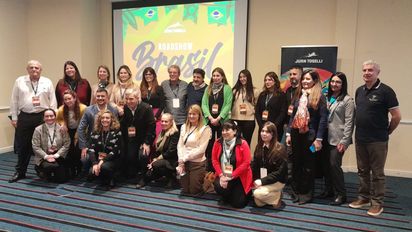 El equipo de Juan Toselli International Tours junto a los proveedores participantes.