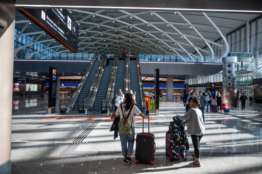 La forma imponente del Zeppelin domina la nueva Terminal de Partidas del Aeropuerto de Ezeiza, adónde se mudó JetSmart.