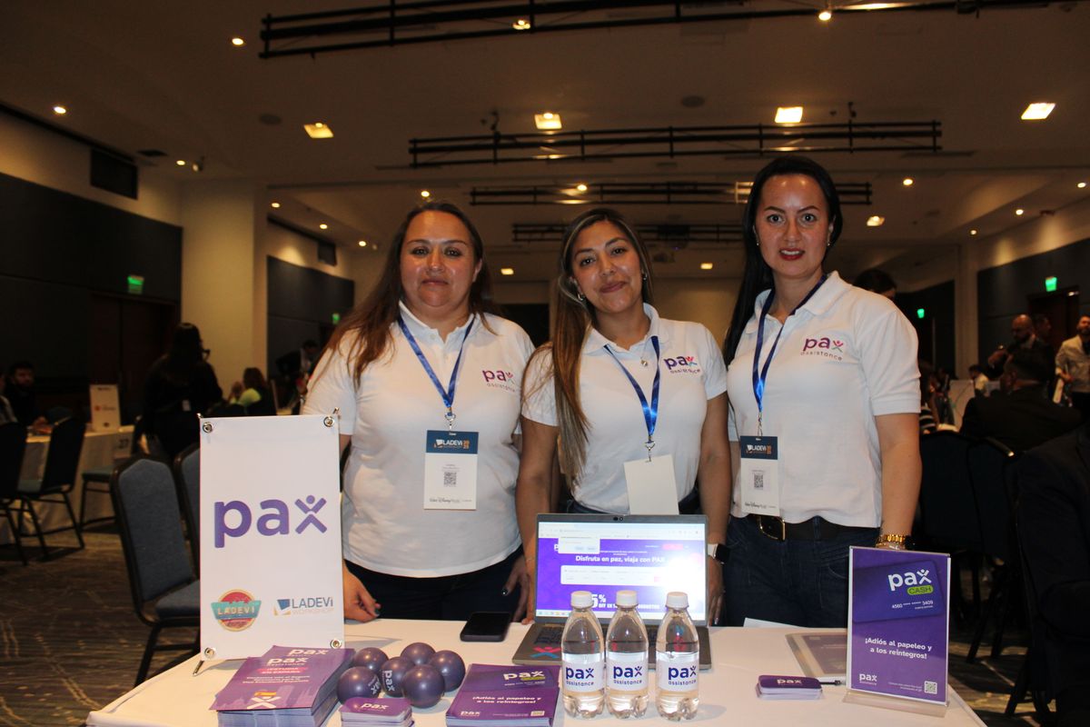 Jennifer Puerto, asesora comercial de Pax Assistance y equipo.