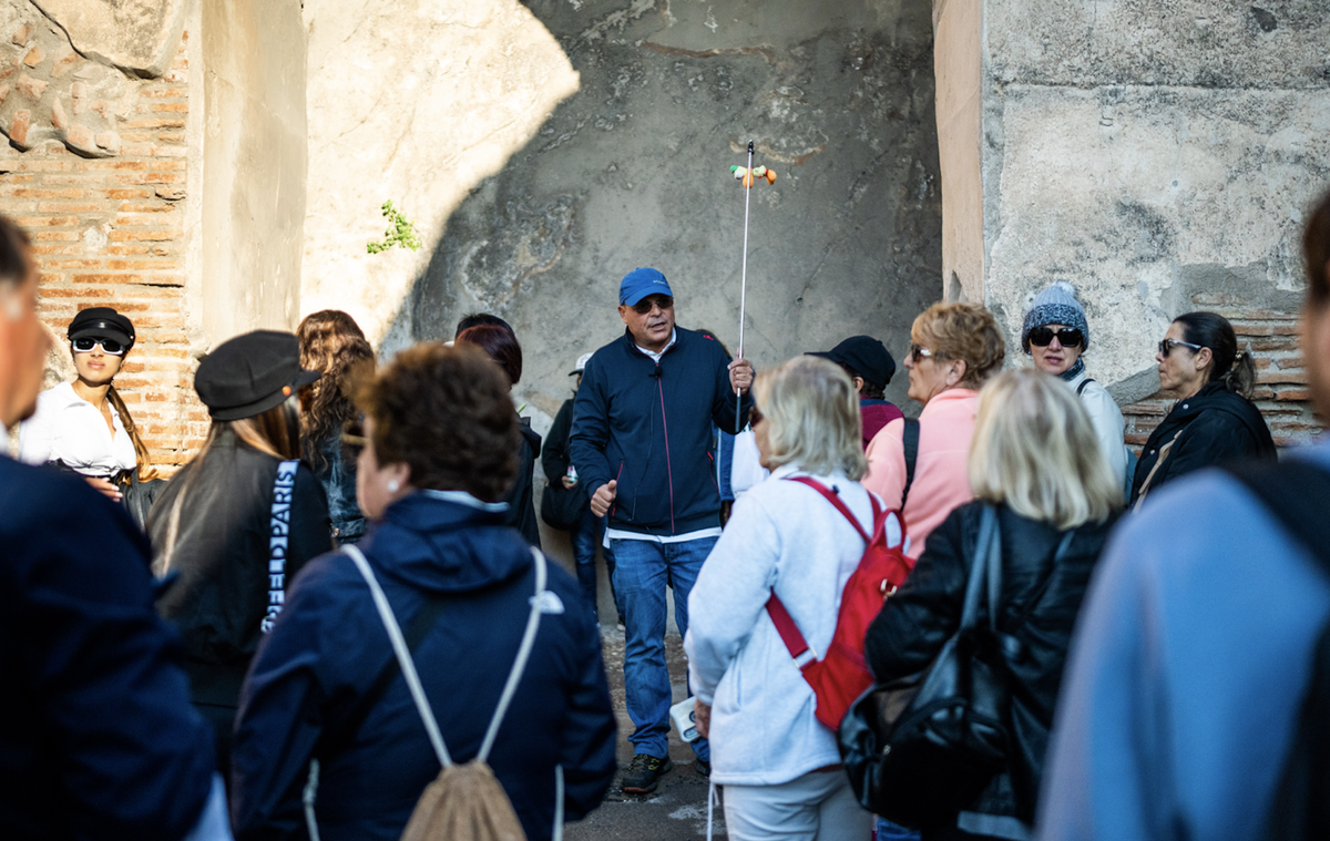 Guía turístico en uno de los circuitos que ofrece Special Tours.