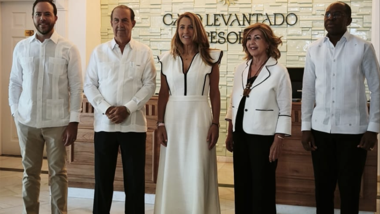 Encarna Piñero, Global CEO de Piñero, junto a representantes de la política domincana y directivos de la compañía, con motivo del 20 aniversario de la compañía en Samaná.