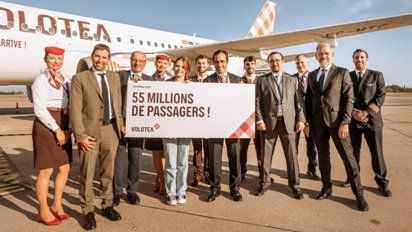 La pasajera número 55 millones de Volotea, Lucie Charteau, junto a las autoridades de la aerolínea y el personal de vuelo.